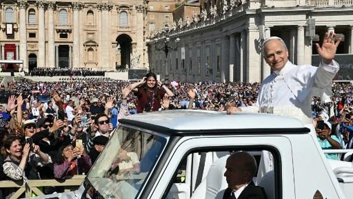 Paus Leo XIV Naik Popemobile, Sapa Umat Jelang Misa Pelantikan dalam Kebahagiaan Bersama