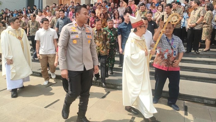 **Wakapolres Jakut Bersama Uskup Kardinal Resmikan Gereja ST Andreas Sebagai Paroki Mandiri ke-70**