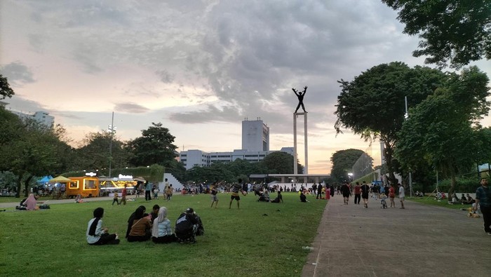 5 Taman Jakarta Siang Malam, Warga Antusias Tapi Taklukkan Masalah Sampah dan Keamanan
