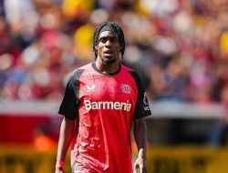 “Frimpong Takkan Ngobrol Bahasa Belanda dengan Arne Slot: Apakah Ini Akhir dari Era Kebesaran Belanda?”