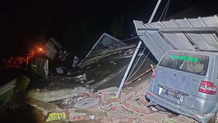 **Longsor di Nagreg Jabar Timpa Rumah-Kantor Desa, 3 Orang Luka, Tidak Ada Korban Jiwa**