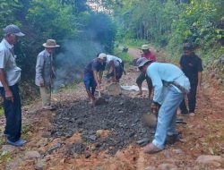 “20 Tahun Tangis Jalan Rusak, Warga Cigeulis Beraksi dengan Urunan Perbaikan”