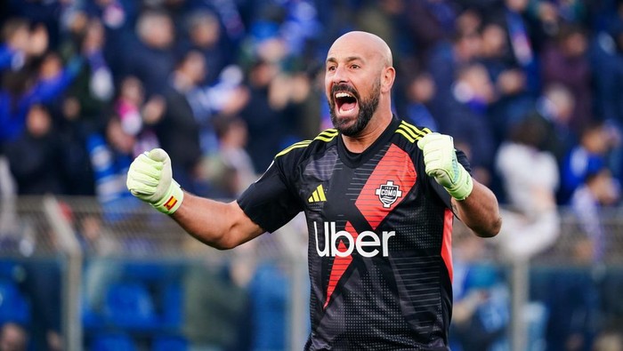**Pepe Reina Resmi Pensiun dengan Gantung Sepatu di Como 1907**