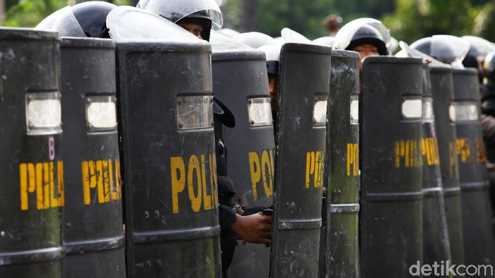 Konflik di Monas: 2 Demo Bersamaan, 967 Personel Gabungan Berhadapan!