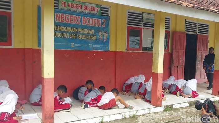 Pemkab Pandeglang Kirim Utusan Usai Siswa SD Belajar di Teras, Apa yang Dilakukan?