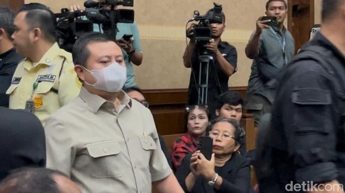 **Eks Kader PDIP Ditangani Penyidik KPK di Sidang, PDIP Protes Intimidasi**