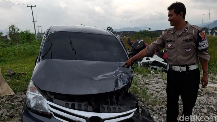 **Tragedi Tol Cisumdawu: Minibus Terguling, 7 Penumpang Terluka Parah**