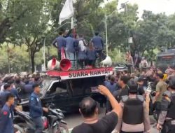 “Kronologi Demo Ricuh di Balkot DKI: Polisi Ungkap Mobil Pejabat Terancam”