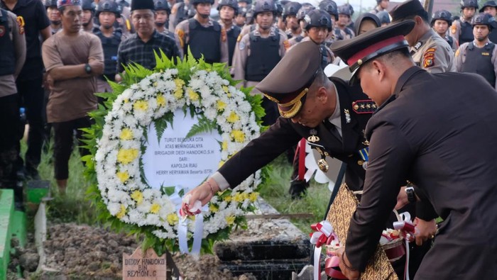 Kapolda Riau Beri Penghormatan Terakhir Anggota Tim Raga yang Wafat, Dedi Handoko Meninggal Dunia