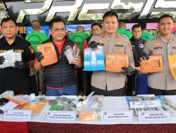 [Pengedar Narkoba Diringkus di Gerai Es Teh Depok, 3 Kg Ganja Disita: Dari Teh到Narkoba, begini Modus Baru Penjualan Narkoba yang Mengerikan!