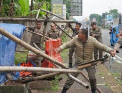 Satpol PP Bogor Bersih-Bersih, 27 Lapak PKL Liar di Puncak Bogor Tertangkap