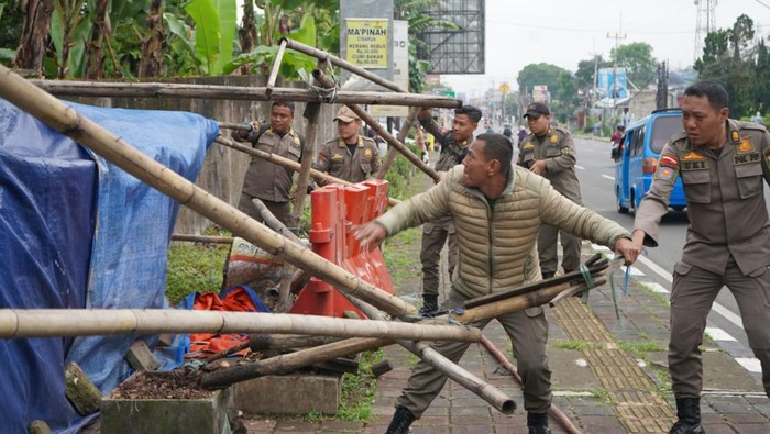 Satpol PP Bogor Bersih-Bersih, 27 Lapak PKL Liar di Puncak Bogor Tertangkap