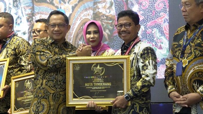 Tangerang: Kota yang Menang, Masyarakat yang Merasakan! Pemkot Tangerang Raih Juara 1 Penerapan Standar Pelayanan Minimal