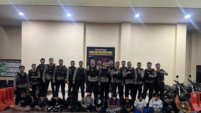 Polisi Tangkap 12 Pelajar Hendak Tawuran di Jakpus, 8 Celurit Ikut Disita - Update 1