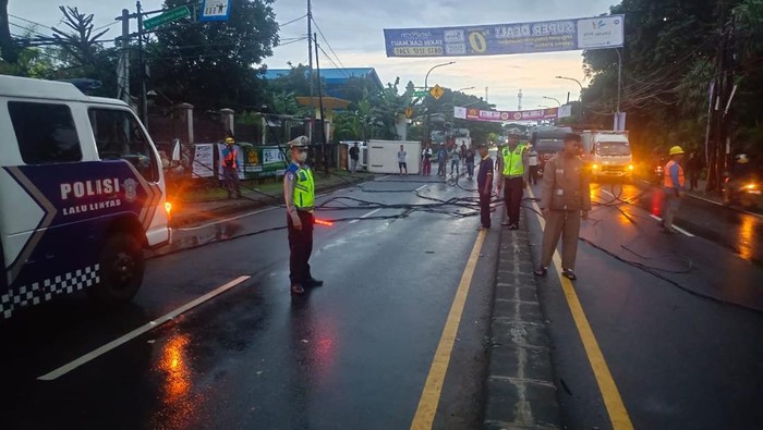Mobil Boks Terbalik hingga Bikin Kabel Semrawut di Sawangan, Lalin Macet - Update 1
