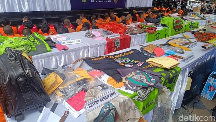 Polda Metro Sita 1.801 atribut Ormas dalam 14 Hari Operasi Berantas: Guncangan atau Pembersihan?