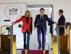 **Presiden Prancis Macron Tanggapi Viralnya Video ‘Ditoyor’ Istri di Pesawat**
