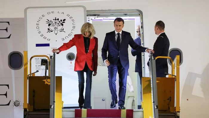 **Presiden Prancis Macron Tanggapi Viralnya Video 'Ditoyor' Istri di Pesawat**
