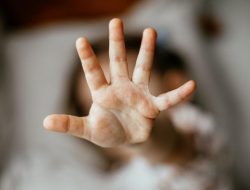 “Kisah Mengerikan Gadis Kampar: Bertahun-tahun Dilakukan Threesome oleh Ayah Tiri dan Ibu”