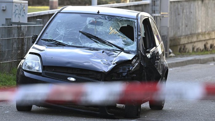 Tragedi Mengerikan: Mobil Tabrak Kerumunan Penggemar Liverpool saat Parade Kemenangan di Inggris