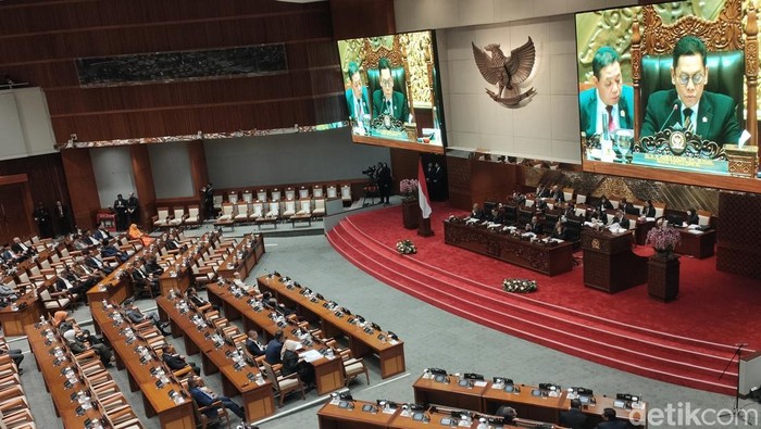 **Sidang Paripurna Penutupan Masa Sidang DPR RI, Pemberian Kewarganegaraan untuk 4 Pesepakbola Putri**