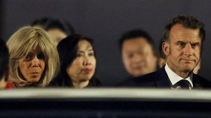 Macron Bantah Isu 'Ditoyor Istri di Pesawat', Klaim Hubungan Tetap Harmonis