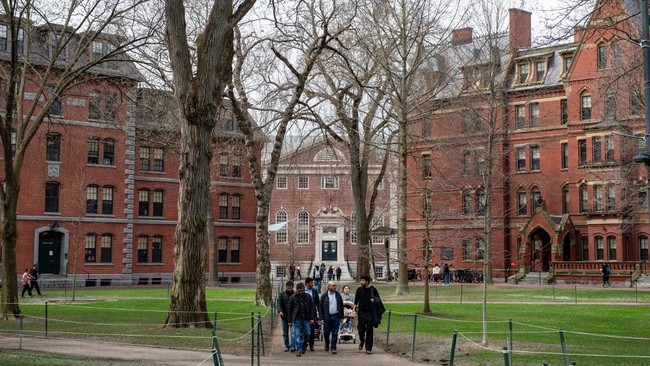 Nasib Tak Jelas Puluhan Mahasiswa RI Gara-gara Harvard Disikat Trump - Update 1