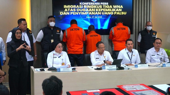 3 WNA Ditangkap di Apartemen Jakbar, Uang Palsu Senilai Rp100 Juta Ditemukan!