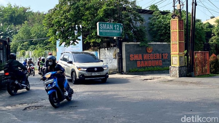 **Pemasang CCTV di Toilet Siswi SMAN 12 Bandung, Aksi Pelaku Ternyata Tak Berhenti di Satu Kali**