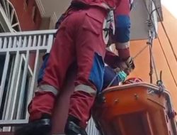 Aksi Damkar Evakuasi Warga Sakit dari Lantai 2 Rumah di Koja Jakut – Update 1