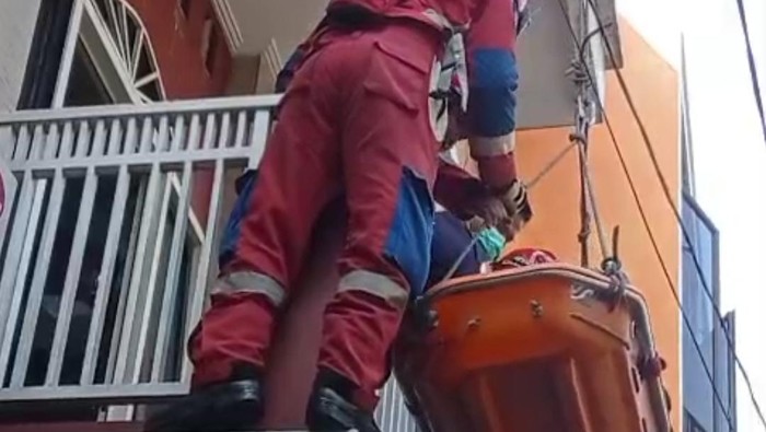 Aksi Damkar Evakuasi Warga Sakit dari Lantai 2 Rumah di Koja Jakut - Update 1