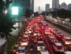 **Macet Jakarta Malam Ini Bukan karena Macron, Ini Penyebabnya!**