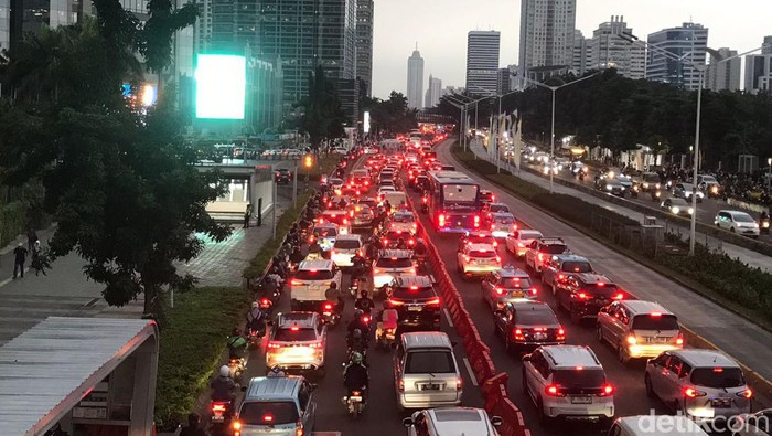 **Macet Jakarta Malam Ini Bukan karena Macron, Ini Penyebabnya!**