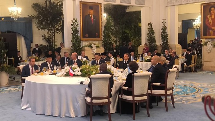 **Prabowo Subianto Berbagi Meja Dengan Macron, Brigitte, dan Didit di Istana, Ciptakan Momen Diplomasi yang Menawan**