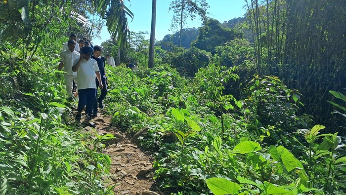 **Gubernur Banten Andra Soni Berani Jajal Trek Terjal ke Curug Putri Pandeglang**