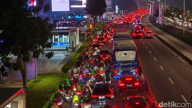 4 Cerita Mereka yang Terjebak Macet Parah Jakarta 28 Mei 2025: Lalin Sore hingga Malam Membuat Warga Terancam