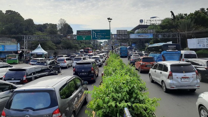 Puncak Macet! Kendaraan Mengular 2,5 Km, One Way Wajib Dilalui Saat Long Weekend