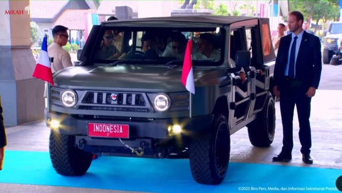 Prabowo Menyopiri Macron di Akmil Magelang, Menunjukkan Soliditas Hubungan Indonesia-Prancis