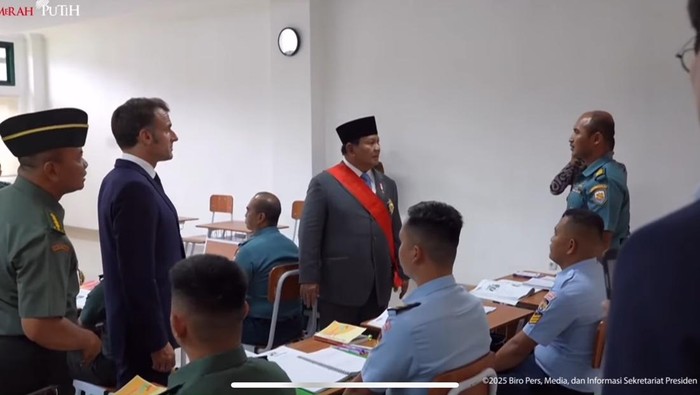 **Macron Berbahasa Prancis dengan Taruna Akmil, Simbol Kekuatan Diplomasi Indonesia-Prancis**