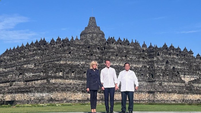 Prabowo dan Macron Gandeng Tangan di Borobudur, Tandai Perdamaian Global!