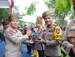 **Polda Riau Ajak Anggotanya Jadi Penjaga Alam dengan Kado Pohon di Ultah**