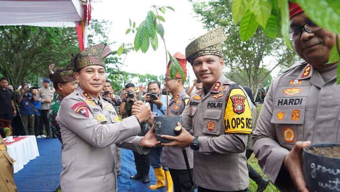 **Polda Riau Ajak Anggotanya Jadi Penjaga Alam dengan Kado Pohon di Ultah**