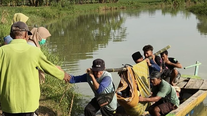 **Wow, Ibu di Pandeglang Ditandu Naik Perahu karena Jalan Rusak, Melahirkan Selamat!**