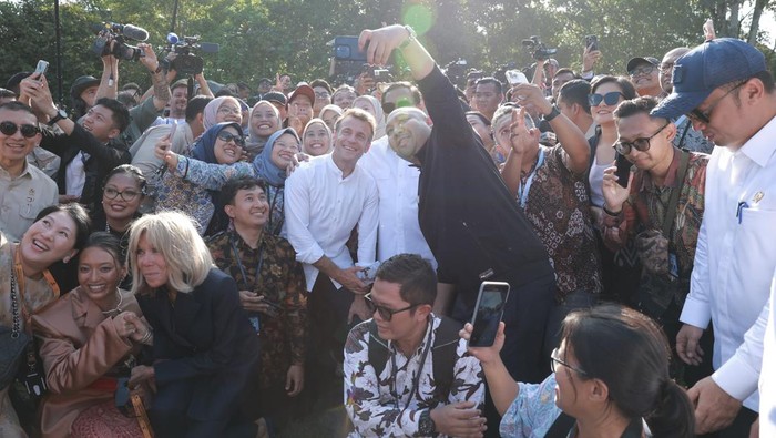Selfie Presiden Prabowo dan Macron di Borobudur: Keakraban yang Membuat Heboh!