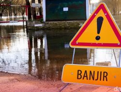 Nekat Terobos Banjir, Mobil Hanyut Terbawa Arus di Serpong Semalam: Menyelamatkan Pengemudi dari Kebakaran