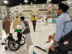 Petugas Haji: Penyambung Asa Jemaah Lansia di Tanah Suci, Mereka Berjuang demi Doa!