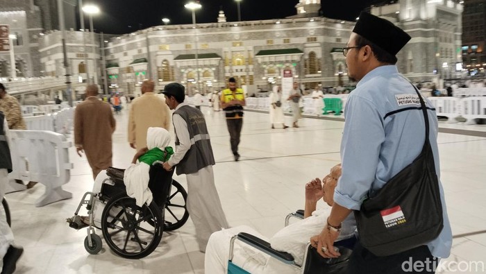 Petugas Haji: Penyambung Asa Jemaah Lansia di Tanah Suci, Mereka Berjuang demi Doa!