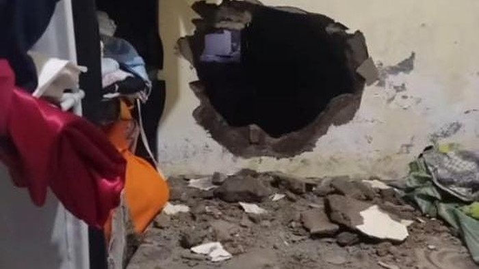 **Rumah di Cikarang Viral karena Dibobol Maling, Tembok dan Plafon Jebol!**