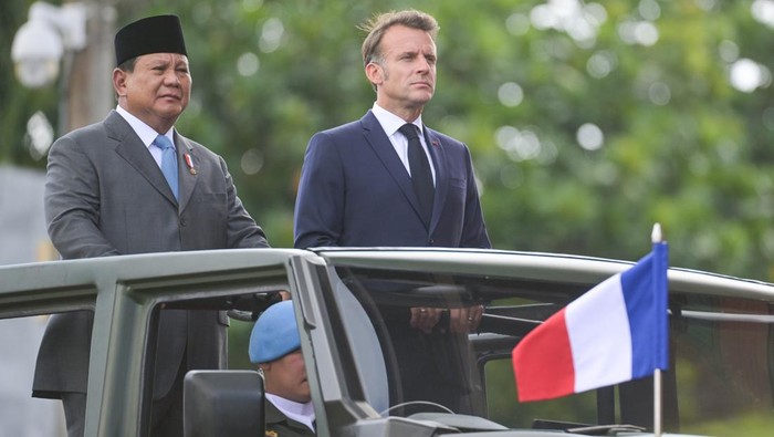 Macron Unggah Video Momen di Jakarta, Pakai Caption Bahasa Indonesia!