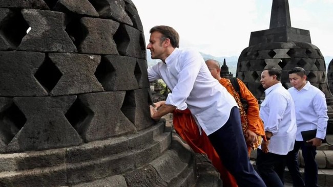**Macron's Hand Reaches Buddha Statue at Borobudur: Fact or Myth?**